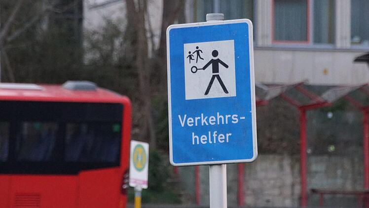 Nach dem Probebetrieb im vergangenen Jahr wird es ab Sommer zwischen Schwimmbad und Schulzentrum in Eltmann eine fest installierte Fußgängerampel geben. Bisher wurde die dortige Verkehrssituation auf andere Weise gesichert. Der Stadtrat wurde informiert.  Sabine Weinbeer