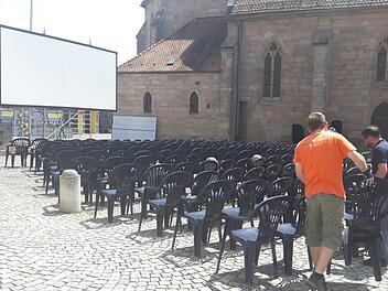 Der Kirchenplatz wird für das große Open-Air-Kino vorbereitet, das morgen Abend startet.  Foto: Bernhard Panzer