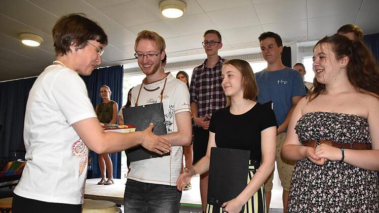 Barbara Fries bedankte sich bei den Abiturienten Dario Rosenbusch, Sarah Oberkofler und Amelie Festag (von links)  Foto Uschi Prawitz