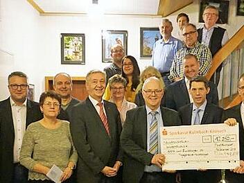 Spendenübergabe an die Marktschorgaster Vereine mit (von rechts) Gebietsdirektor Ronny Metzner, den Sparkassenvorständen Harry Weiß und Steffen Potstada, Bürgermeister Hans Tischhöfer und Vorstandsvorsitzendem Klaus-Jürgen Scherr Foto: Bruno Preißiinger