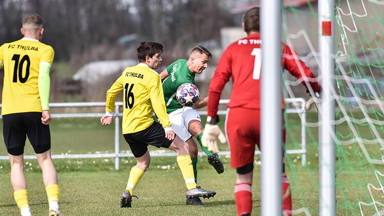 Zu oft nur in der Beobachterrolle waren die Thulbaer um (von links) David Büchner, Lukas Graser und FC-Keeper Alexander Büchner. Auf unserem Bild kommt Hirschfelds Jannik Lutz zum Abschluss. Foto: Ryan Evans