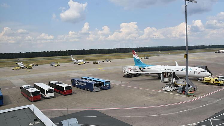 Flughafen Nürnberg veröffentlicht historisches Foto: Gaststätte an Airport-Rollfeld oft überfüllt
