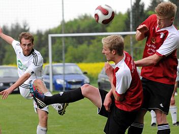 Mutig werfen sich die Wartmannsrother Tobias Bold und Selim Neuland (rechts) in den Schuss des Westheimers Maximilian Schaub.  Foto: ssp