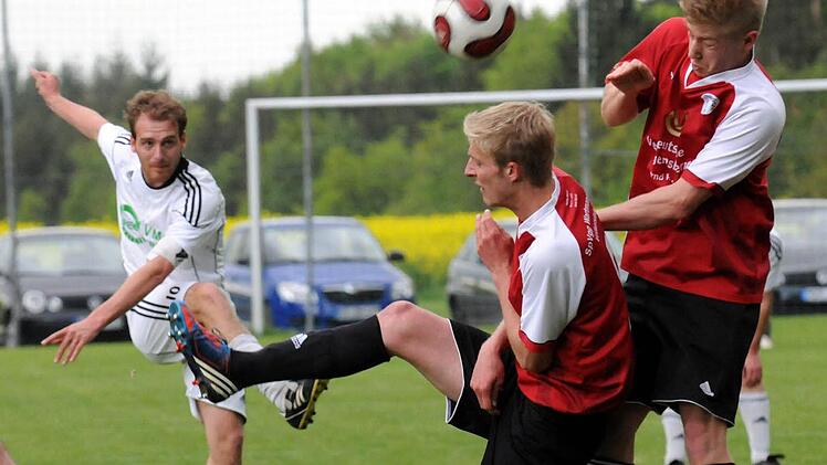Mutig werfen sich die Wartmannsrother Tobias Bold und Selim Neuland (rechts) in den Schuss des Westheimers Maximilian Schaub.  Foto: ssp