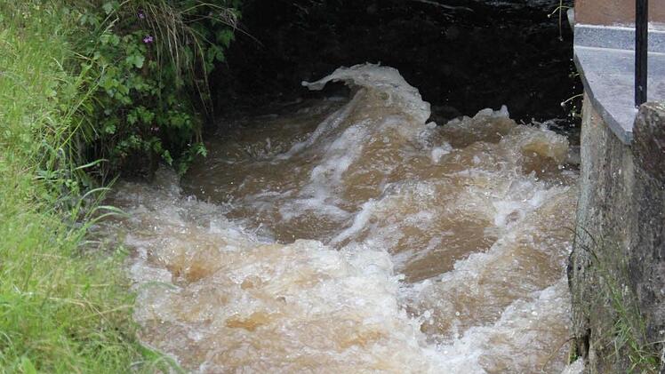 Die Aurach führt derzeit viel Wasser und rauscht mit Druck durchs Bachbett, wie etwa hier in Tretzendorf.