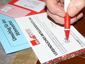 Reinhold Moritz hat sich schnell entschieden und Ja angekreuzt, viele andere SPD-Mitglieder tun sich schwerer. Fotos: Ralf Ruppert