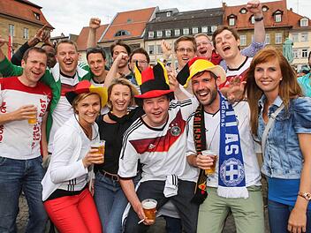Wer jubelt schöner: Männer oder Frauen? Das Bild entstand auf dem Maxplatz beim Public Viewing während des ersten WM-Spiels der deutschen Nationalmannschaft. Foto: RiegerPress