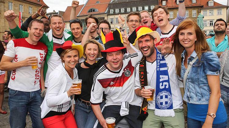 Wer jubelt schöner: Männer oder Frauen? Das Bild entstand auf dem Maxplatz beim Public Viewing während des ersten WM-Spiels der deutschen Nationalmannschaft. Foto: RiegerPress