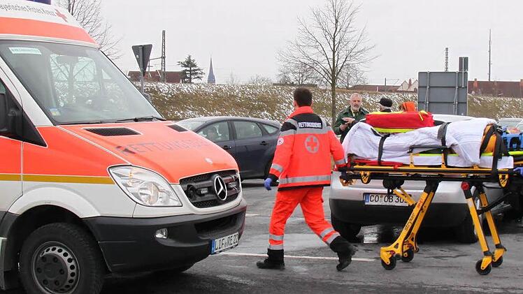Damit professionelle Unfallretter im nord-östlichen Kreis Lichtenfels künftig schneller am Einsatzort sein können, beschloss der Rettungszweckverband, die Standorte neu zu strukturieren. Archivfoto: Matthias Einwag