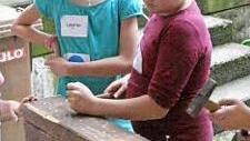An dem Nagelbalken erprobten die Königsberger Kinder beim Ferienprogramm der katholischen Kirche ihr Können. Foto: Gerold Snater