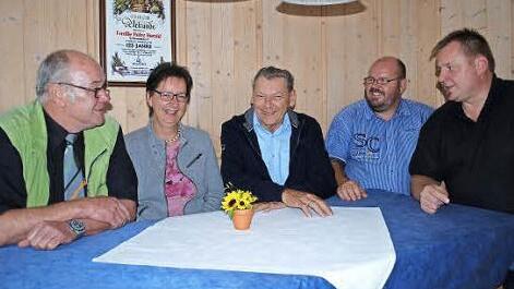 Auch der Mainleuser Bürgermeister Dieter Adam (links) erwies Karl Fischer aus Schimmendorf zum 80. Geburtstag die Ehre. Weiter im Bild nach rechts Tochter Hanni, der Jubilar, Pfarrer Christian Schmidt und Sohn Udo Fischer. Foto: Karl Klippel