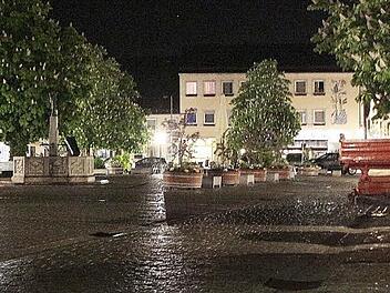 Der Ebermannstadter Marktplatz leidet unter dem Park-Suchverkehr. Die Stadtplaner empfehlen eine klare Zuordnung der Funktionen.  Foto: Josef Hofbauer