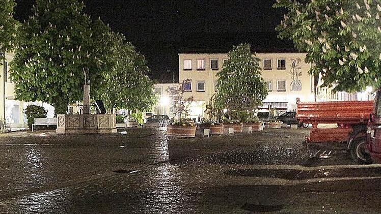 Der Ebermannstadter Marktplatz leidet unter dem Park-Suchverkehr. Die Stadtplaner empfehlen eine klare Zuordnung der Funktionen.  Foto: Josef Hofbauer