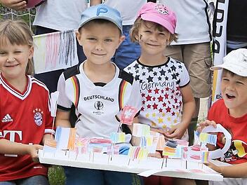 Die gemischte Viererkette: Im Philippus-Kindergarten ist das Fußballfieber ausgebrochen. Fotos: Harald Rieger