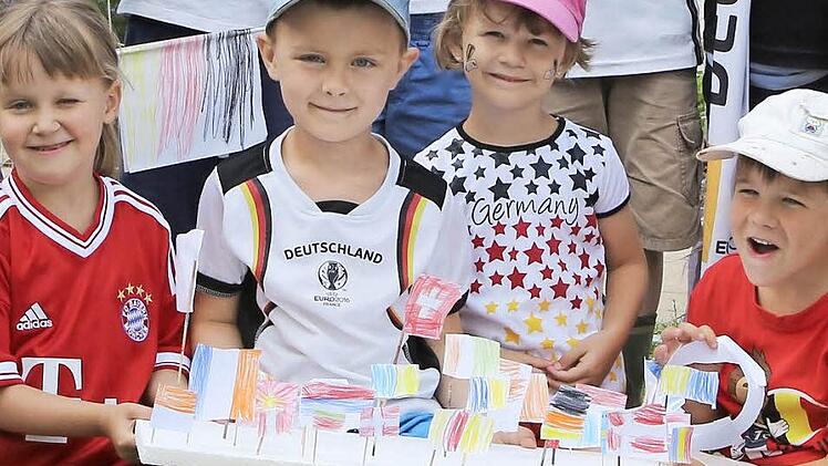 Die gemischte Viererkette: Im Philippus-Kindergarten ist das Fußballfieber ausgebrochen. Fotos: Harald Rieger
