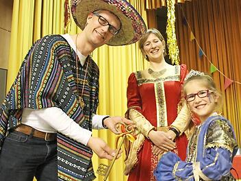 Der Mexikaner und die Prinzessin: OB Uwe Kirschstein erhält von Anna I. den Rathausschlüssel zurück. Prinzessin-Mutter Barbara verfolgt die Rückgabe mit einem gnädigen Lachen. Fotos: Ekkehard Roepert