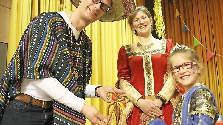 Der Mexikaner und die Prinzessin: OB Uwe Kirschstein erhält von Anna I. den Rathausschlüssel zurück. Prinzessin-Mutter Barbara verfolgt die Rückgabe mit einem gnädigen Lachen. Fotos: Ekkehard Roepert