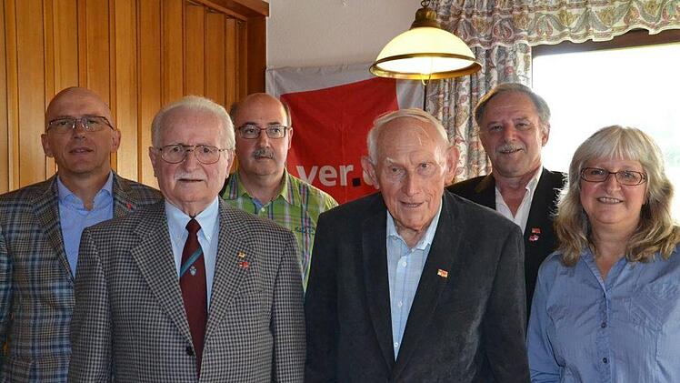 Hans König und Paul Eckenberger (vorne) im Kreis der Gratulanten (von rechts) Angela Gantke, Peter Igl, Günther Zeisele und Hubert Thiermeyer. Foto: Uschi Prawitz