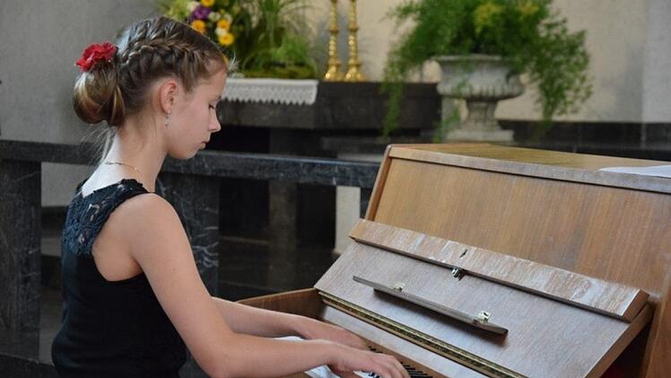 Johanna Meder am Klavier