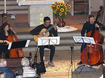 Das Trio Milena Böhm (Cello), Dominik Schramm (Gitarre) und Justus Böhm (Kontrabass) bei ihrem Konzert in Breitbrunn (von links).Günther Geiling
