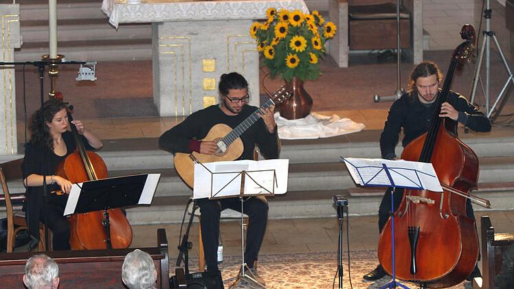 Das Trio Milena Böhm (Cello), Dominik Schramm (Gitarre) und Justus Böhm (Kontrabass) bei ihrem Konzert in Breitbrunn (von links).Günther Geiling
