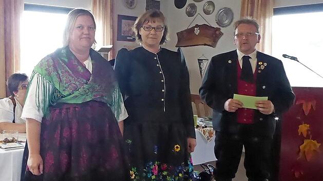 Bernhard Hack, Vorsitzender des Trachtenvereins Weilersbach und Sachgebietsleiter des Ressorts Trachtenpflege und Trachtenforschung im Trachtengauverband Oberfranken, stellt mit Alexandra Krause (l.) und Doris Reichel die Tracht im Forchheimer Raum vor.  Foto: Heidi Amon