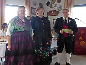 Bernhard Hack, Vorsitzender des Trachtenvereins Weilersbach und Sachgebietsleiter des Ressorts Trachtenpflege und Trachtenforschung im Trachtengauverband Oberfranken, stellt mit Alexandra Krause (l.) und Doris Reichel die Tracht im Forchheimer Raum vor.  Foto: Heidi Amon