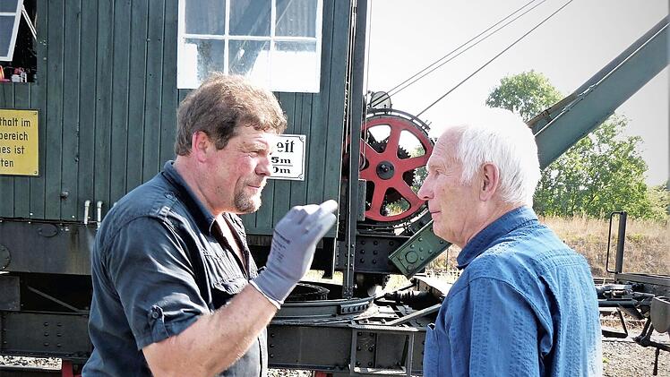 DDM-Mitarbeiter Jürgen Meserth im Gespräch mit Bernd Arnal (rechts)