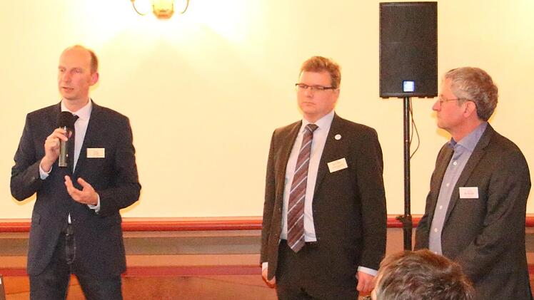 Bei einem "Lokalforum" im Redoutensaal in Erlangen diskutierten Bürger mit Vertretern des Zweckverbands Stadt-Umland-Bahn (StUB) über Varianten der Regnitzquerung. Im Bild (v.l.): Florian Gräf,  Technischer Leiter beim Zweckverband StUB, Daniel Große-Verspohl, Geschäftsleiter des Zweckverbands StUB und Verkehrsgutachter  Martin Arnold von Intraplan Foto: Christian Bauriedel