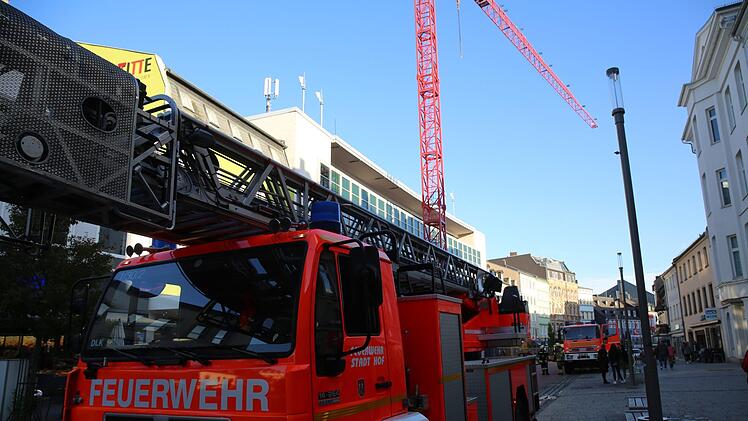 Am Montag gab es einen Gro&szlig;einsatz in Hof: Ein toter Mann war auf einem Dach gefunden worden. Foto: NEWS5 / Fricke