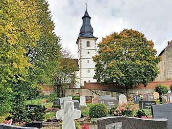 Alte, stattliche Bäume gehören genauso zum Rugendorfer Friedhof wie heimische Heckengehölze. Sie bieten Nahrung und Lebensraum für zahlreiche Tiere. Fotos: Christine Fischer