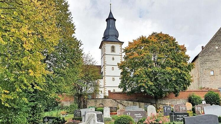 Alte, stattliche Bäume gehören genauso zum Rugendorfer Friedhof wie heimische Heckengehölze. Sie bieten Nahrung und Lebensraum für zahlreiche Tiere. Fotos: Christine Fischer