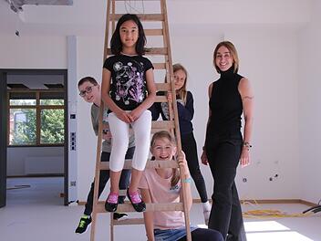 Vorfreude auf die neuen Schulräume: Oliver Rawski (von links), Hossna Nabizada, Lena Zirk und Leonie Pfeffermann mit Rektorin Marietta Menz im Anbau.