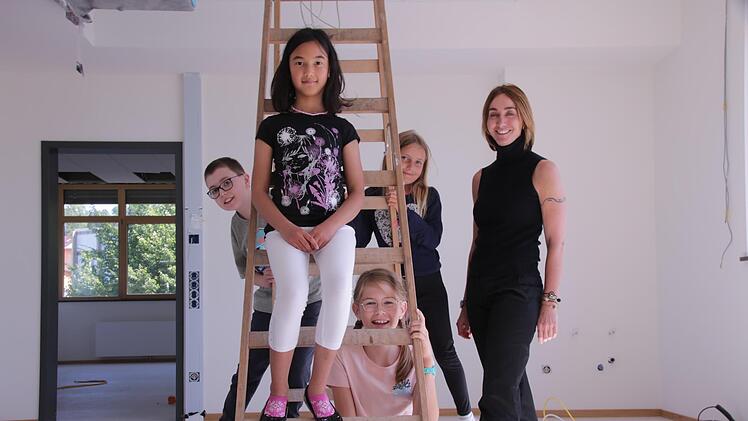 Vorfreude auf die neuen Schulräume: Oliver Rawski (von links), Hossna Nabizada, Lena Zirk und Leonie Pfeffermann mit Rektorin Marietta Menz im Anbau.