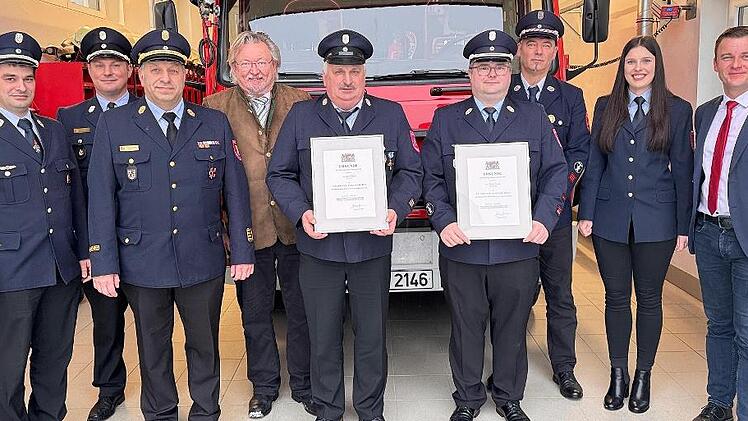 Ehrungen gab es bei der Feuerwehr Marienroth. Unser Bild zeigt (von links) Kommandant Tobias Fiedler, KBM Johannes Beetz, KBR Frank Fischer, Landratsstellvertreter Hans Pietz, Jens Pfluger, Daniel Fiedler, Vorsitzenden Dietmar Kirchner, Jugendwart...