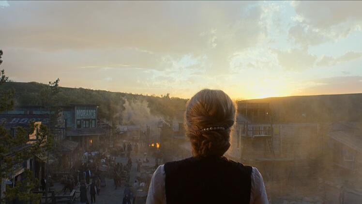 Constance Van Ness (Gillian Anderson) benimmt sich wie eine absolutistische Herrscherin.