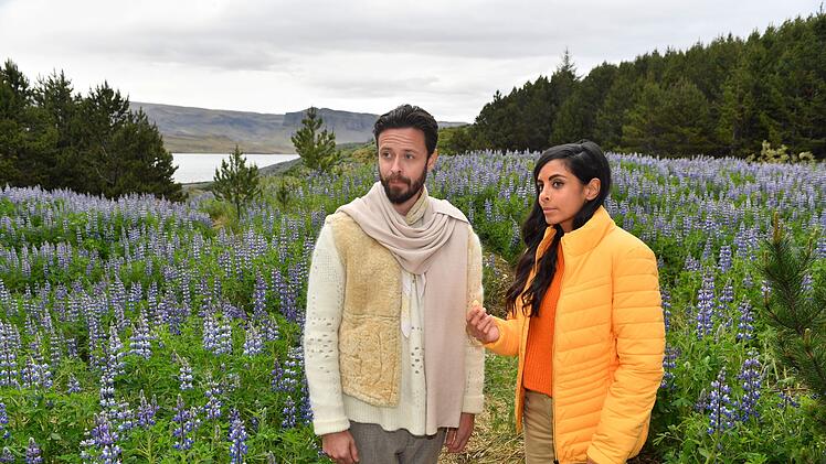 Wie es Staffkapit&auml;n Grimm prophezeit hat: Bei ihrer Wanderung in Island hat &Auml;rztin Jessica (Collien Fernandes) einen Stein mitgenommen und sich direkt verlaufen. Waren Trolle und Elfen im Spiel? Zum Gl&uuml;ck bekommt Jessica unverhofft Hilfe in Gestalt des mysteri&ouml;sen Einheimischen Jon (P&eacute;tur &Oacute;skar).