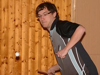 Oliver Reinhardt war beim 9:7-Sieg des FC Wacker Haig gegen Moschendorf nicht zu bezwingen. Der Abteilungsleiter gewann seine beiden Einzel sowie das Doppel mit Andreas Nickol.  Foto: Hans Franz