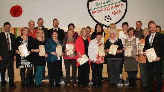 "Alles auch aktive Helfer", unterstreich Vorsitzender Klaus Arnhold im Blick auf die RSV-Mitglieder, die er für 25-jährige Mitgliedschaft im Verein auszeichnete. Foto: sw