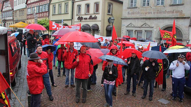 Gute Beteiligung trotz schlechter Witterung konstatierten die Gewerkschaftssprecher.