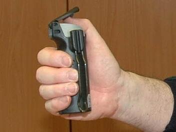 Kann ein Pfefferspray versehentlich losgehen? Damit redet sich der Sprüher in der "Sohle" vor Gericht raus. Symbolfoto: Archiv