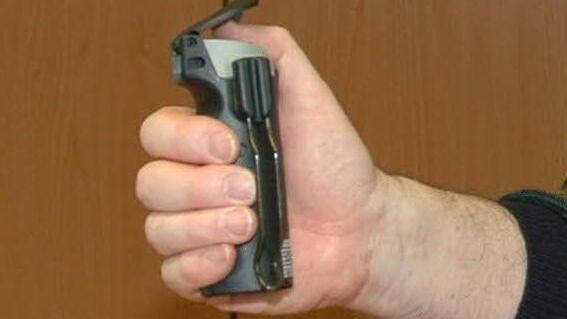 Kann ein Pfefferspray versehentlich losgehen? Damit redet sich der Sprüher in der "Sohle" vor Gericht raus. Symbolfoto: Archiv