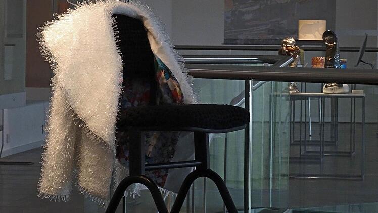 Krista Israel: "Taking my coat of" (2013; Borosilikatglas, Textil, Silikon, Metallstuhl, Lampenglastechnik, geklebt) / Foto: Jochen Berger