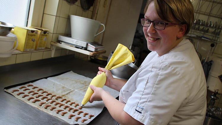 Christine Neubert von der Bäckerei Bachmeier in Höchstadt liebt es, in ihrem Beruf kreativ sein zu dürfen. Foto: Sabine Memmel