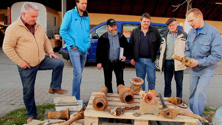 Erstaunt waren die Mitglieder über den Zustand der Trinkwasserrohre, die Bauhofmitarbeiter Michael Viering (rechts) erläutert; links Bürgermeister Alfons Hartlieb. Fotos: Günther Geiling