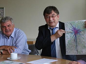 Christian Müller mit einer Grafik der Pendlerströme nach Coburg. 23000 Menschen kommen täglich zur Arbeit in der Stadt. Dieser Bedeutung für die Region müsse die Stadt mit ihrer Politik gerecht werden, fordern die CSB. Foto: Simone Bastian