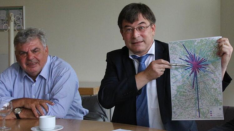 Christian Müller mit einer Grafik der Pendlerströme nach Coburg. 23000 Menschen kommen täglich zur Arbeit in der Stadt. Dieser Bedeutung für die Region müsse die Stadt mit ihrer Politik gerecht werden, fordern die CSB. Foto: Simone Bastian