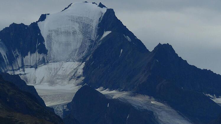 In Alaska liegt der sagenhafte Matanuska Gletscher. Obwohl er schon um Kilometer geschrumpft ist, beeindruckt er durch seine immensen Ausmaße.