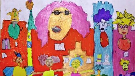 "Eine verrückte Stadt mit Menschen" heißt dieses Werk. Die sechsjährige Yara hat es geschaffen und stellt es in der Kunstschule aus.  Foto: gg