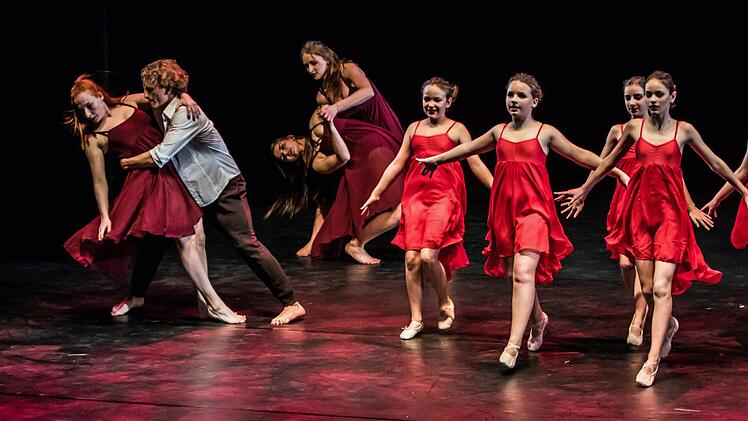 Auch Schüler der Ballettschule Karen Spreitzer beteiligten sich an der Matinee "Jugend spielt für Jugend" im Landestheater Coburg.Foto: Jochen Berger